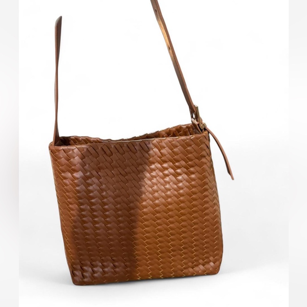 Elegant Brown Woven Leather Shoulder Bag - Picture 6 of 7